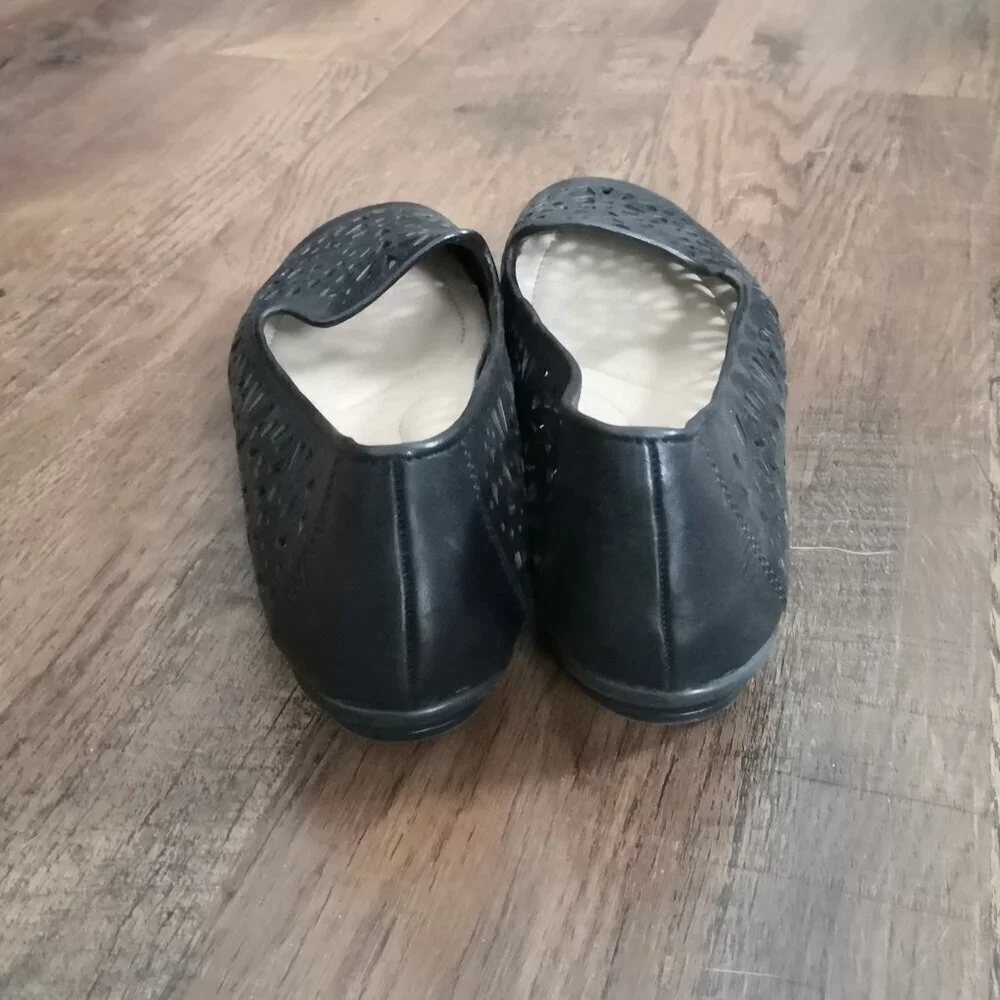 New Earth Women's Begonia Geometric Cutouts‎ Leather Comfort Flats Black Size 9B